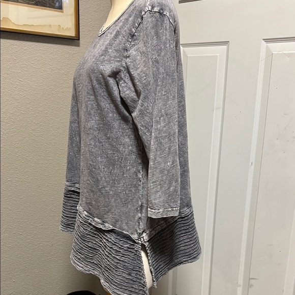 Elegant Gray Women's Blouse with Layered Hem - Picture 3 of 11